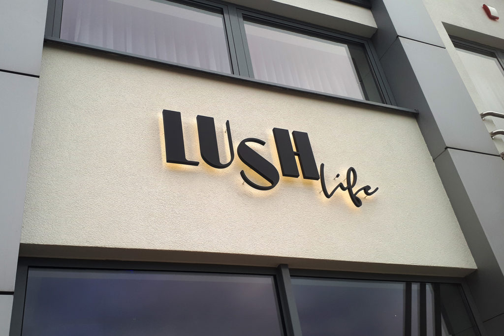 Lush Life napis - litery metalowe lakierowane na dystansach i z podświetleniem LED