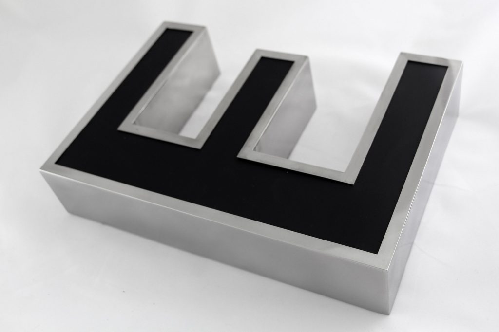 metalowa litera podświetlana led black & white łódź - www.partner-reklama.pl