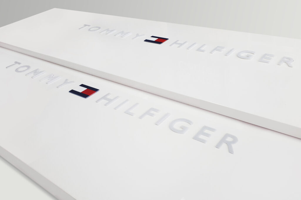 Tommy Hilfiger - podświetlane logo